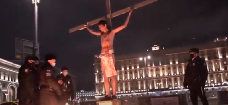 Keresztre feszíttette magát egy ellenzéki aktivista Oroszországban