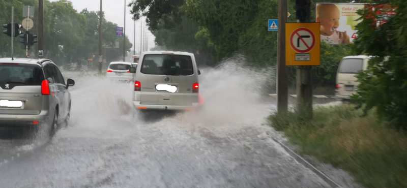 Autók szügyig vízben - további viharos fotókat kaptunk