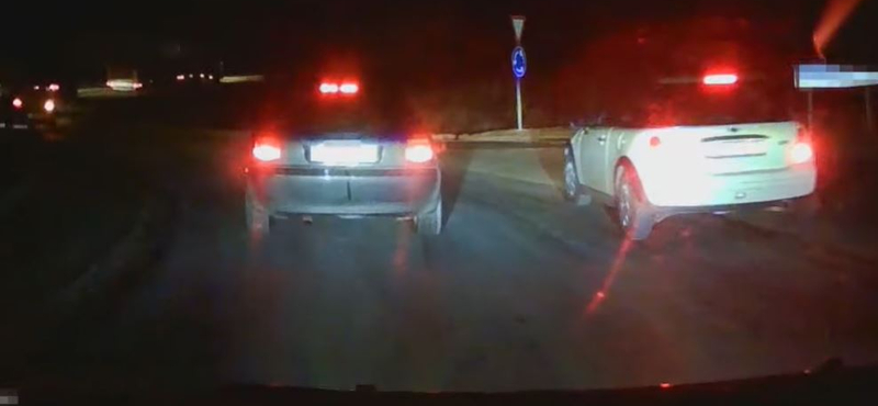 Büntetőfékezés után számonkéréssel folytatta egy autós a körforgalomban – videó