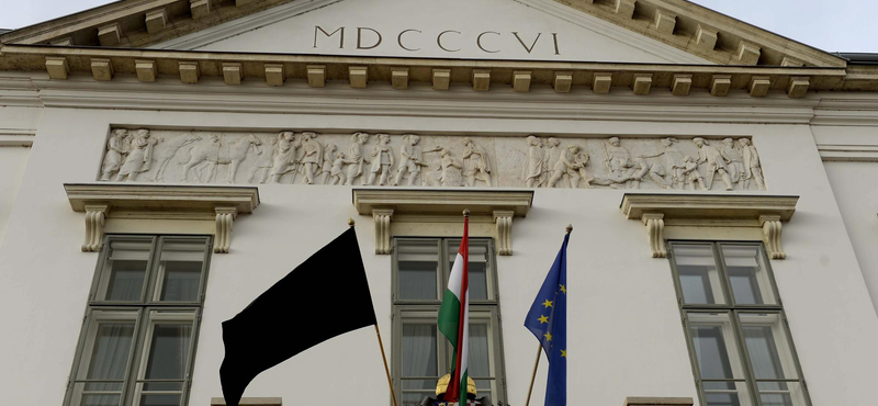 Fekete lobogót tűztek ki a Sándor-palotára