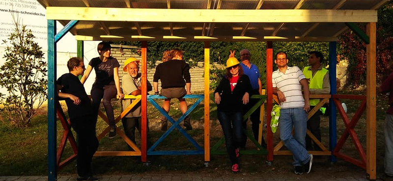 Éjjel akarta elbontani a pécsi önkormányzat a Kétfarkú által épített buszmegállót
