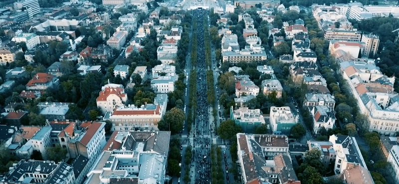 Így nézett ki a levegőből a Momentum május elsejei vonulása – videó