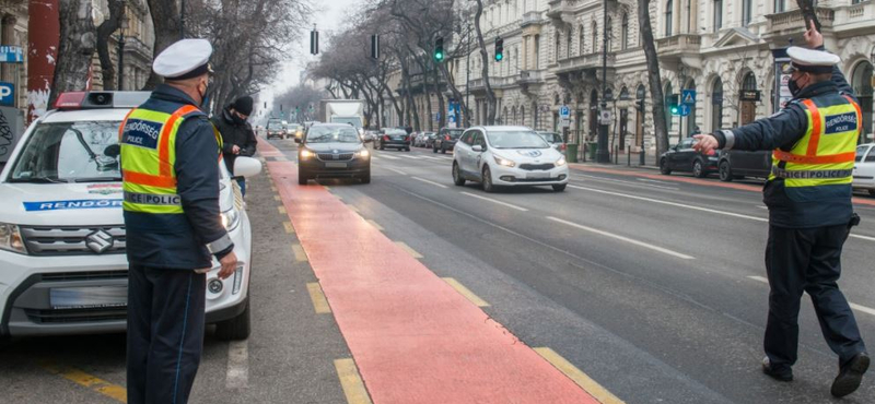 Huszonhárom autóst kaptak el a buszsávban, kettőnek jogsija sem volt