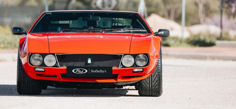Igazi olasz poszterautó a 70-es évekből: új gazdára vár egy vörös De Tomaso Mangusta