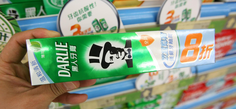 Rasszista tradíciót idéz a Colgate fogkrémjének csomagolása, felülvizsgálják