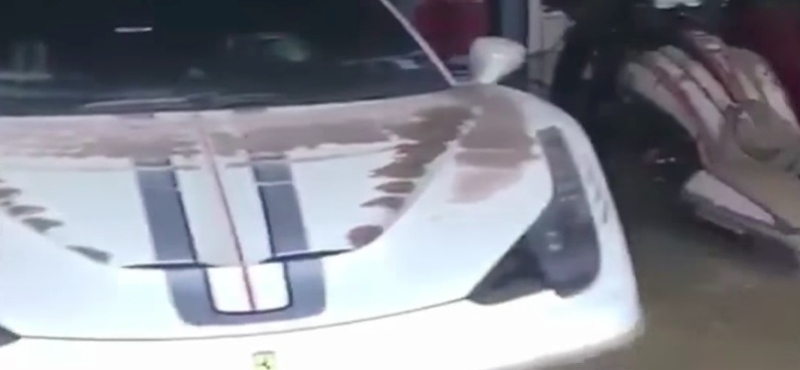Odavesztek a Ferrarik is: a texasi hurrikán ezt a garázst sem kímélte