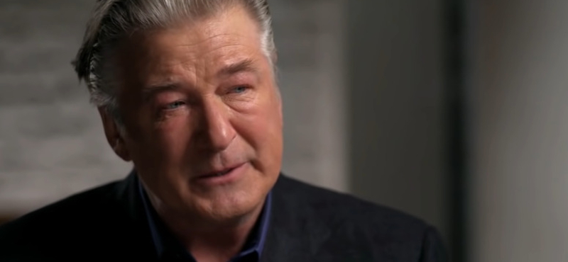 Évekre börtönbe mehet Alec Baldwin, ha a bíróságig jut a filmforgatáson lelőtt operatőr ügye