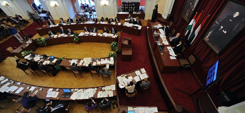 A polgármesterek zsebcicáivá válhatnak a jegyzők a kormány tervei szerint