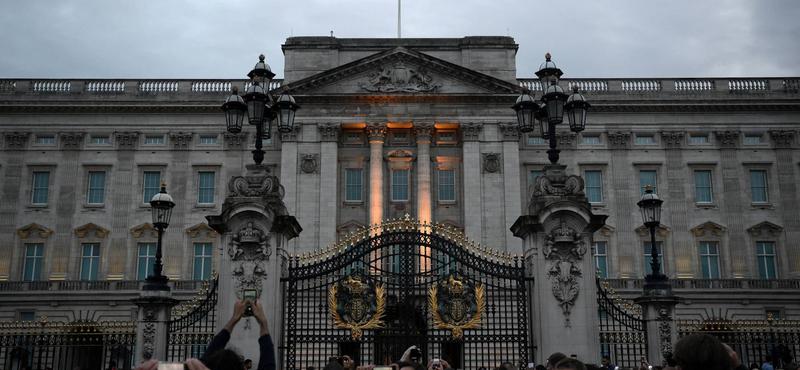 Lecsukták a Buckingham-palota egyik munkatársát, miután eldurvult a karácsonyi buli