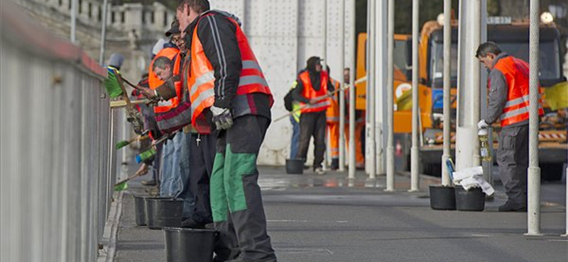 Lesuvickolják az Erzsébet hidat - fotók 