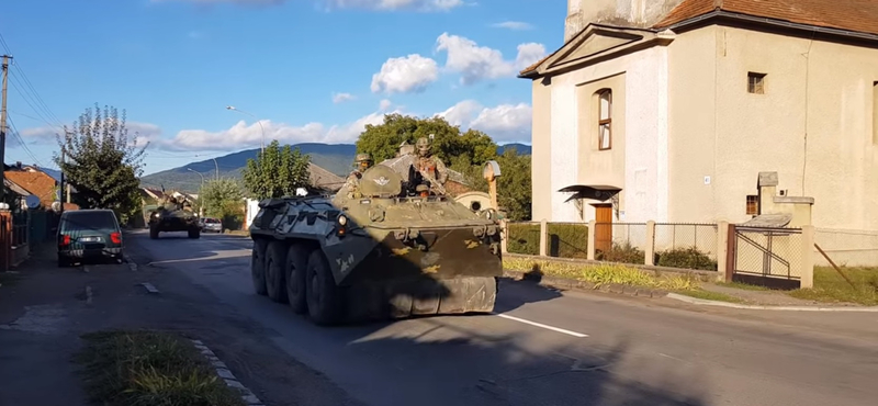 Ukrán katonai páncélosokat láttak Kárpátaljan - videó
