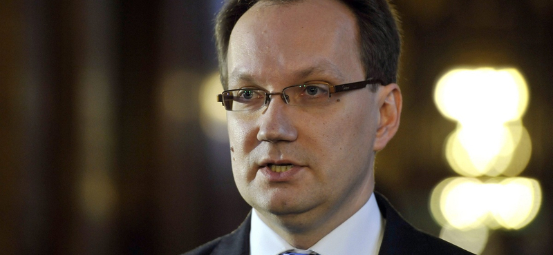 Rasszista vicc miatt mondatná le a Momentum Hoppál Pétert