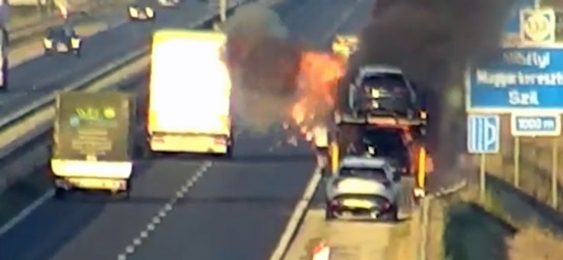 Az autószállító defektje miatt gyulladhattak ki a tréleren lévő kocsik az M86-oson – videó 
