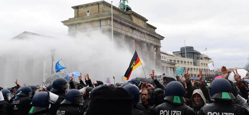 Hetvenhét rendőr sérült meg a korlátozások miatt szervezett tüntetésen Berlinben