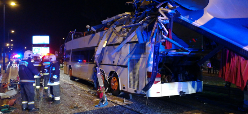 Fotók: Így mentették a tűzoltók a Ferihegynél összeroncsolódott emeletes busz sérültjeit