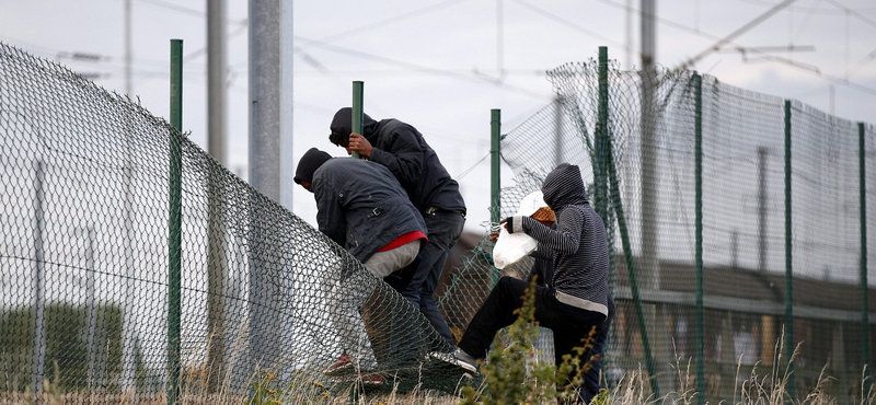 Embercsempészés miatt őrizetbe vettek egy magyar kamionost Angliában
