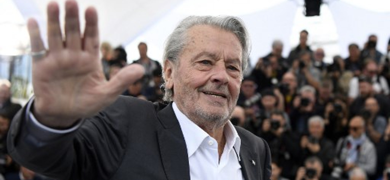 Alain Delon gondnoksága mögött családi tragédiák egész sora húzódik