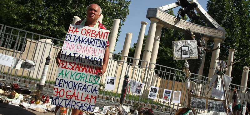 Feljelentést tesz a Szabadság téri szobor alkotója "a kormányt rágalmazók ellen"
