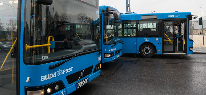 Beszakadt az út az Október 6. utcában, változik két busz közlekedése
