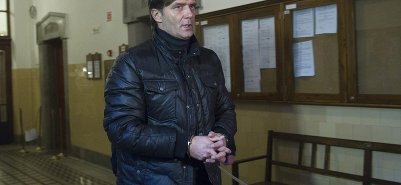 Aczél újságírónak nézte az érte jövő rendőröket