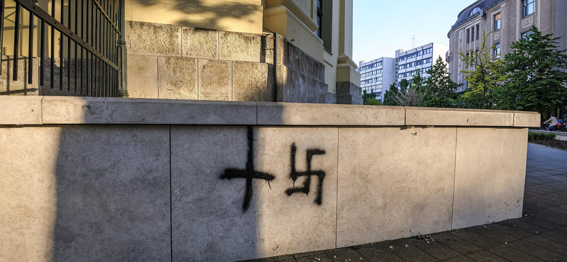 Elkapták a debreceni nagytemplomra horogkeresztet firkáló fiúkat