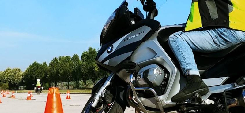 Kenyérpirító találta el a felüljárón hajtó motorost