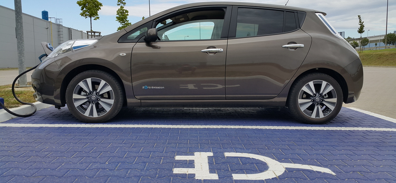 Csak ki kell várni: a villanyautók olcsóbbak lesznek benzinmotoros társaiknál
