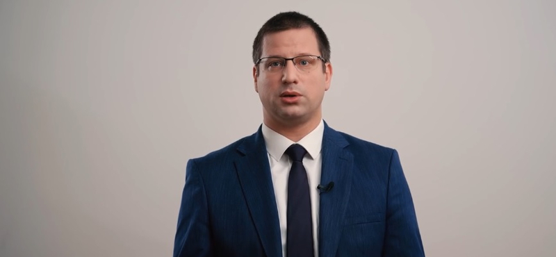 Gulyás Gergely a műtétje óta először mutatta meg magát, hogy a Magyar-ügyet kipukkadt lufinak nevezze