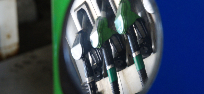 Egyre közelebb a 450 forintos benzin, megint emelés jön
