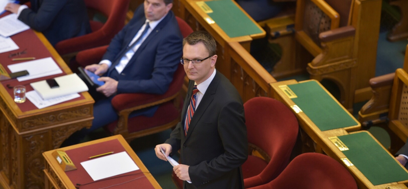 Rétvári: Decemberben már megemelt fizetést kapnak az egészségügyi dolgozók