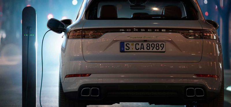 Zöld rendszámos, 680 lóerős új divatterepjáró a Porschétól