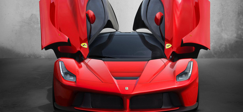 Másfél milliárd forintos LaFerrarival tért be valaki tankolni egy debreceni kútra