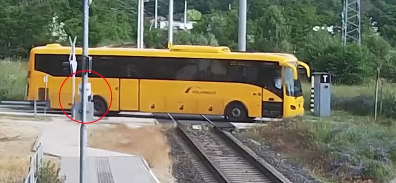 Felfalatják Lázárék a Volánbuszt a MÁV-val, a Volán nevét is beszántják