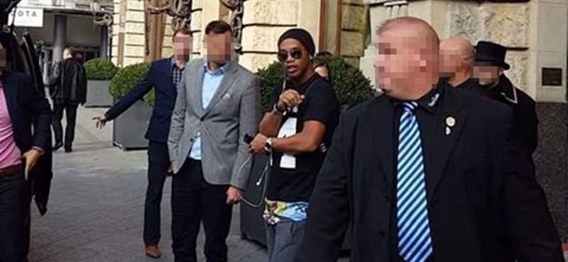 Politikusnak állt Ronaldinho, a választásokon is indulhat