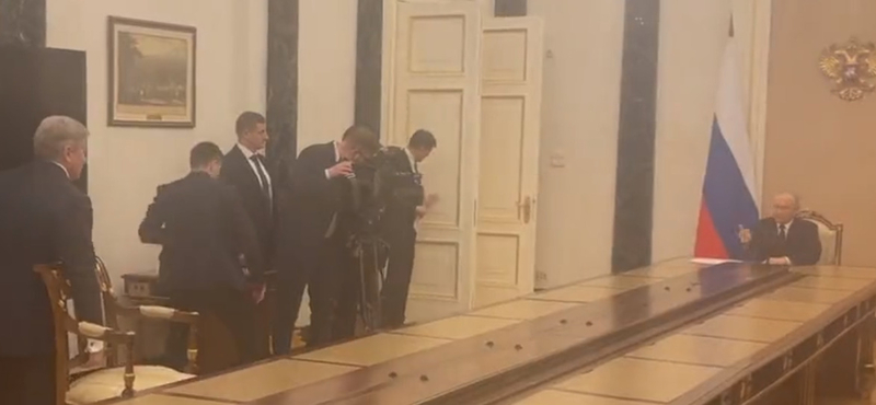 Kegyesen közelebb engedett magához valakit a nagyon hosszú asztalánál Putyin