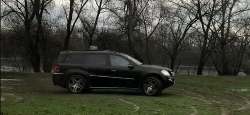 Tolatóradar: szomorú videó – szentendrei zöldterületen driftel a Mercedes divatterepjárós
