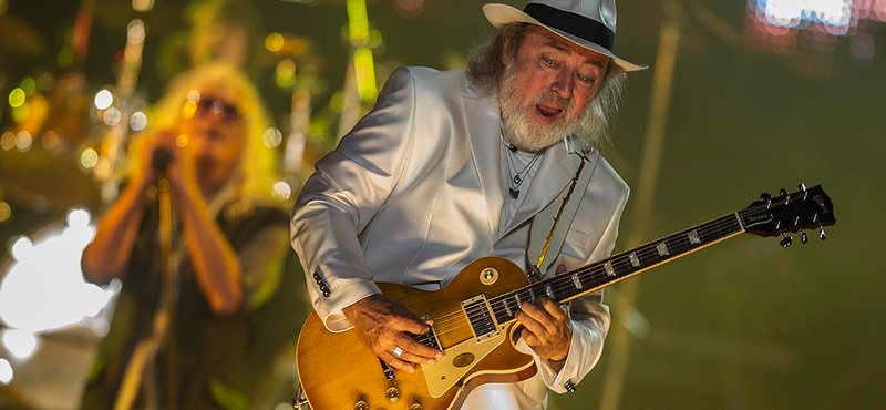 A kórházból üzent a rajongóinak az Omega gitárosa