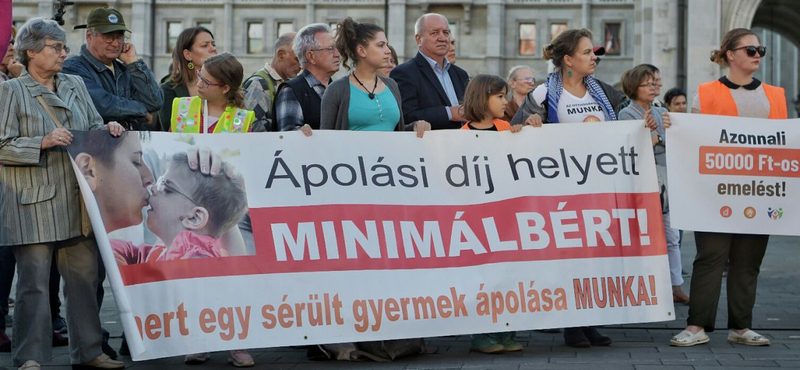 Az ápolási díj azonnali emeléséért tüntettek a Kossuth téren – fotók
