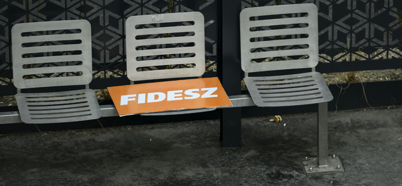 Lejárt szavatosságú édességet osztott a karcagi fideszes polgármester egy kampányeseményen a gyerekeknek