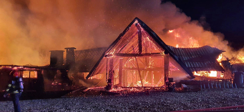 Őrizetbe vették a leégett romániai panzió tulajdonosát
