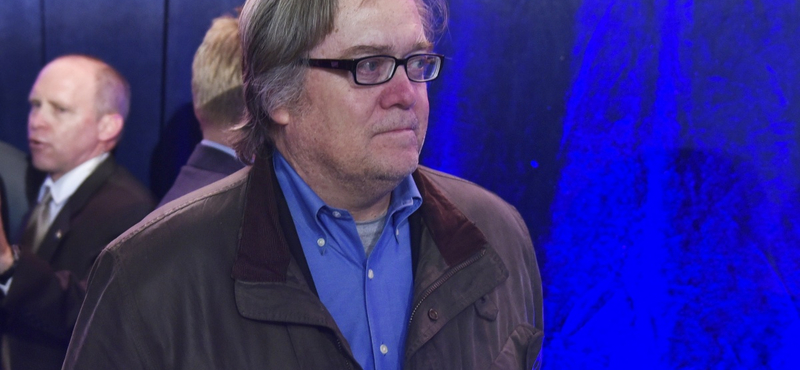 Trump helyett Bannon elnök költözött be a Fehér Házba