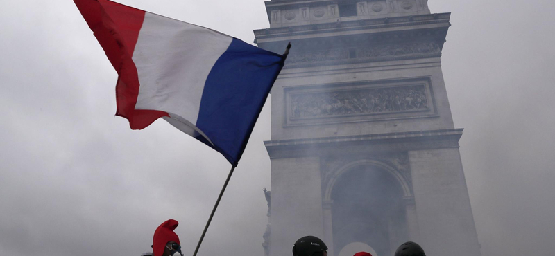 Párbeszédet ígér a sárgamellényesekkel a francia kormányfő