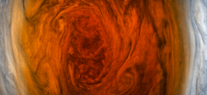 Megjöttek az első fotók: sosem láthattuk még ilyen közelről a Jupiter nagy vörös foltját