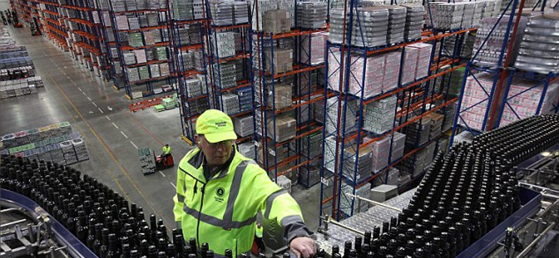 Mindjárt alkoholba fulladnak a raktári dolgozók
