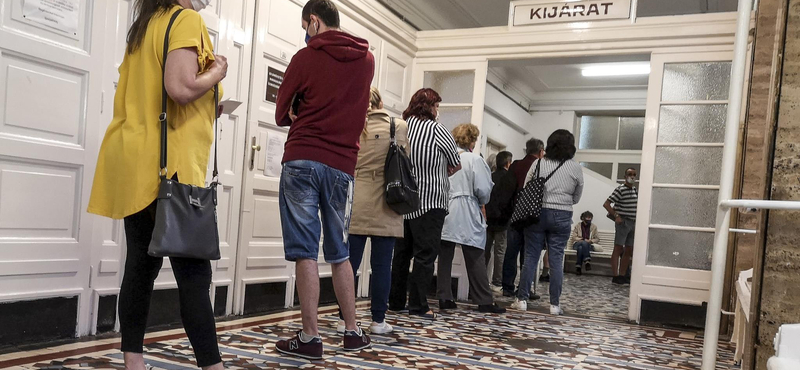 A kormány egészségügyi reformja: a beteg kipihentebb orvossal fog találkozni, csak győzze kivárni
