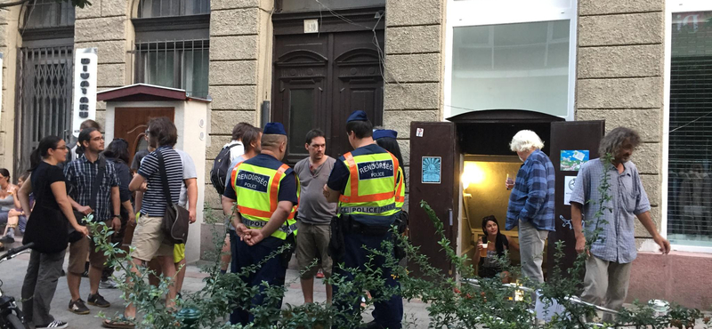 Megnyitották a Kétfarkú kocsmáját, rögtön kimentek a rendőrök