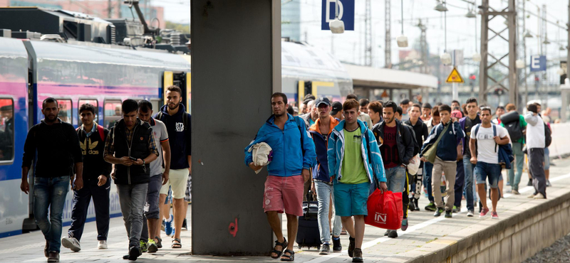 Több száz menekült vonatozott délelőtt Salzburgból Németországba