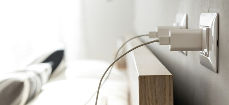 Nyomoz az Apple: lángra kapott egy iPhone-töltő