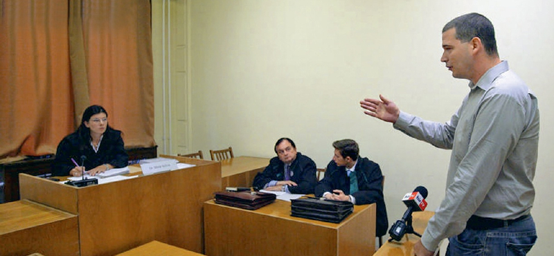 Újságírók bilincsben: amikor a magyar bíró a hatalmát mutogatja