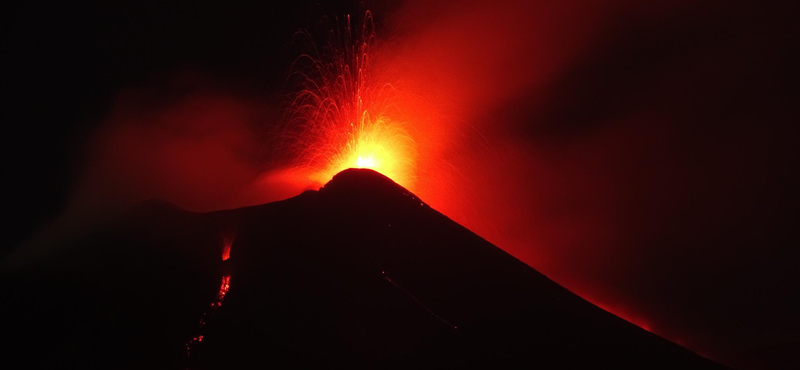 Kitört, lávát, hamut lövell ki az Etna - fotók, videó